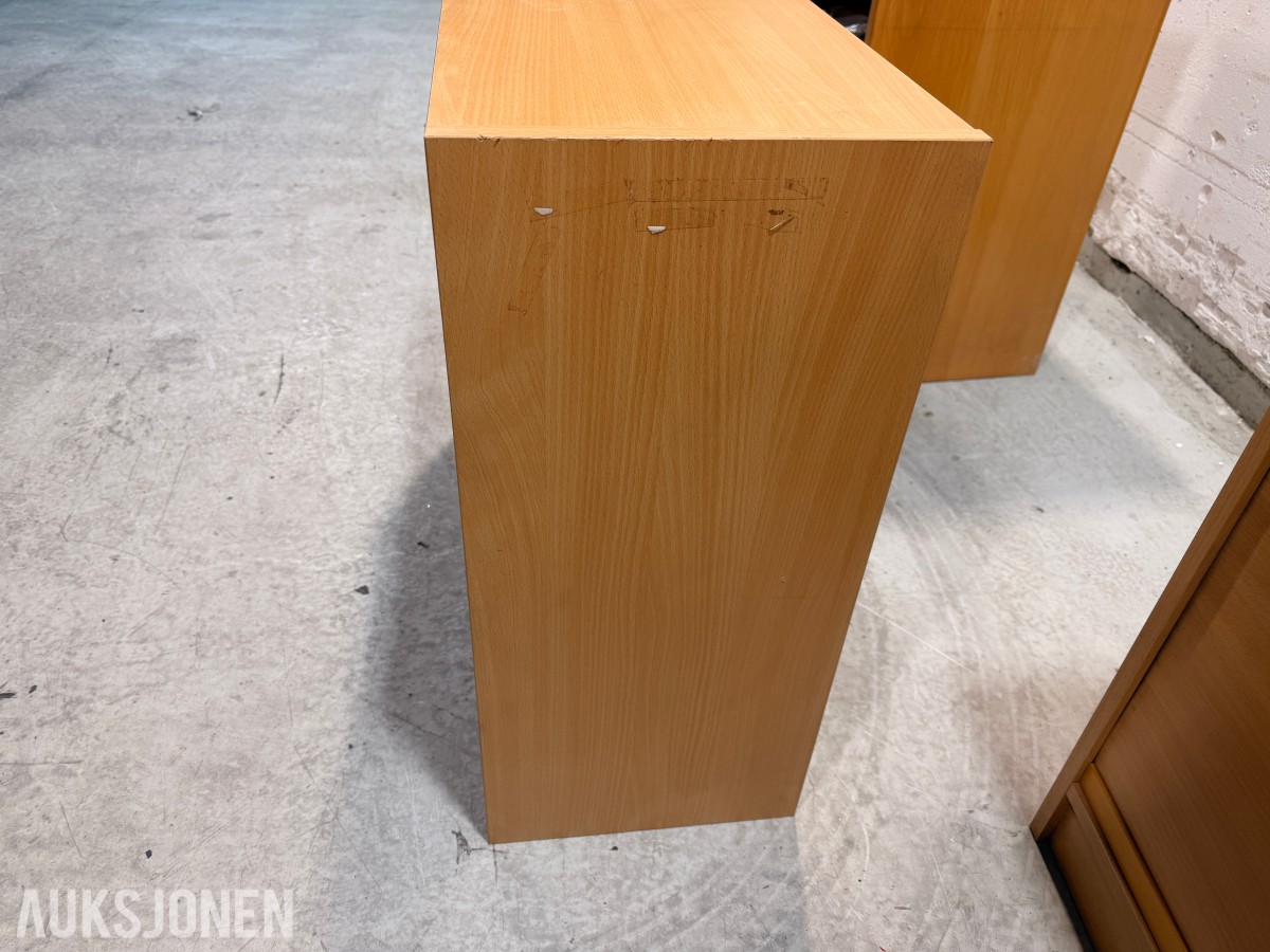 4 stk kontorskap/reolskap med innhold