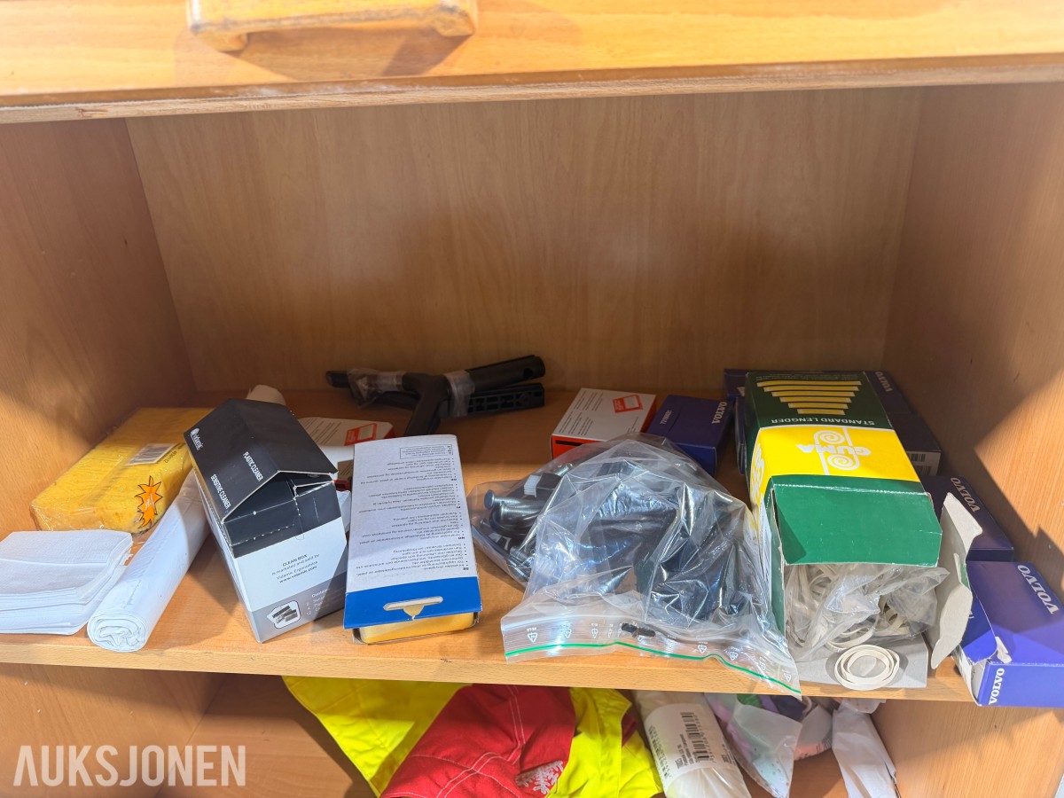 4 stk kontorskap/reolskap med innhold