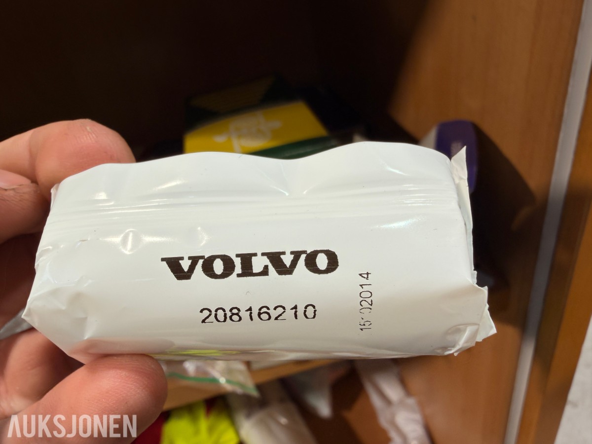 4 stk kontorskap/reolskap med innhold