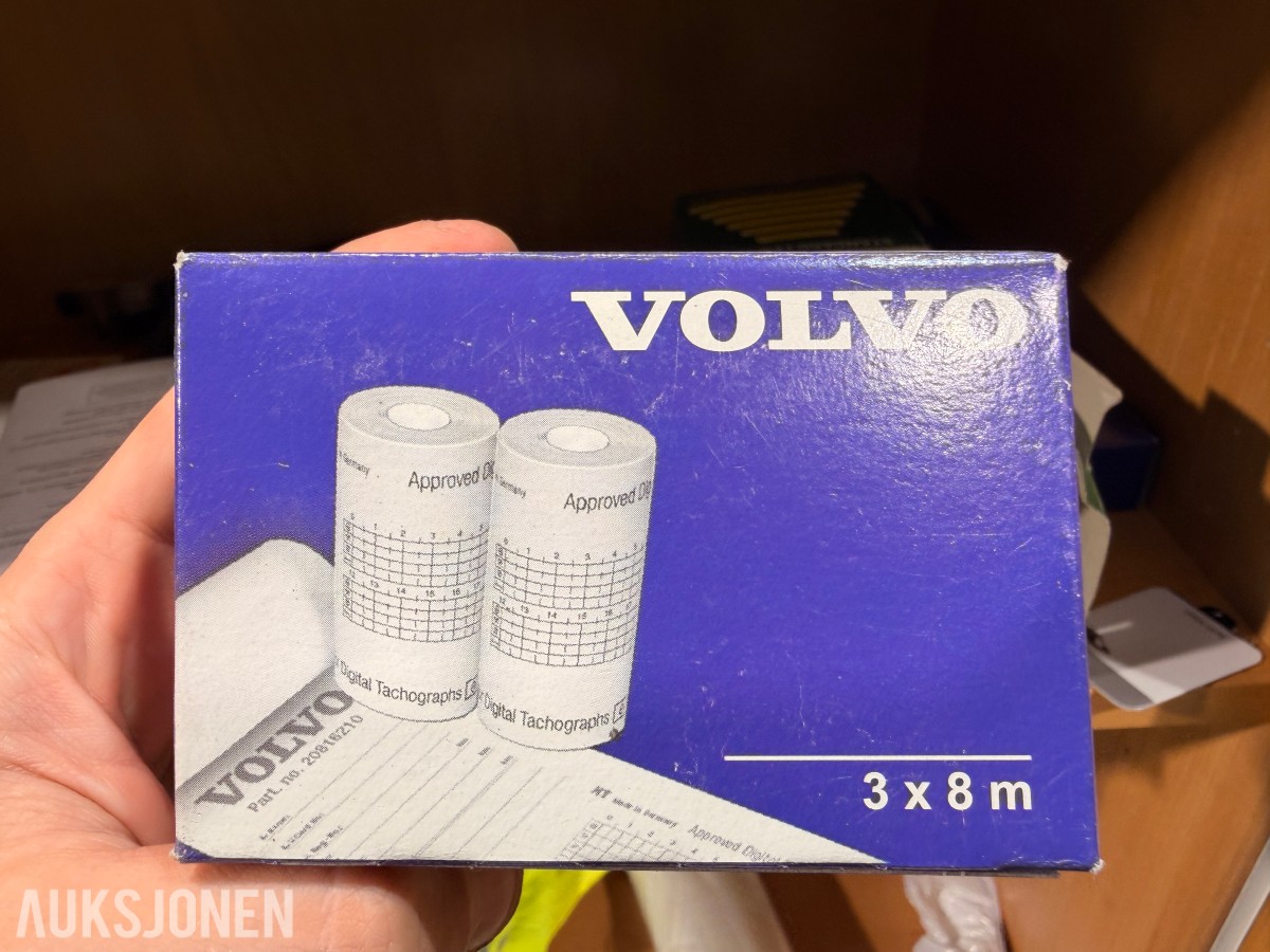 4 stk kontorskap/reolskap med innhold