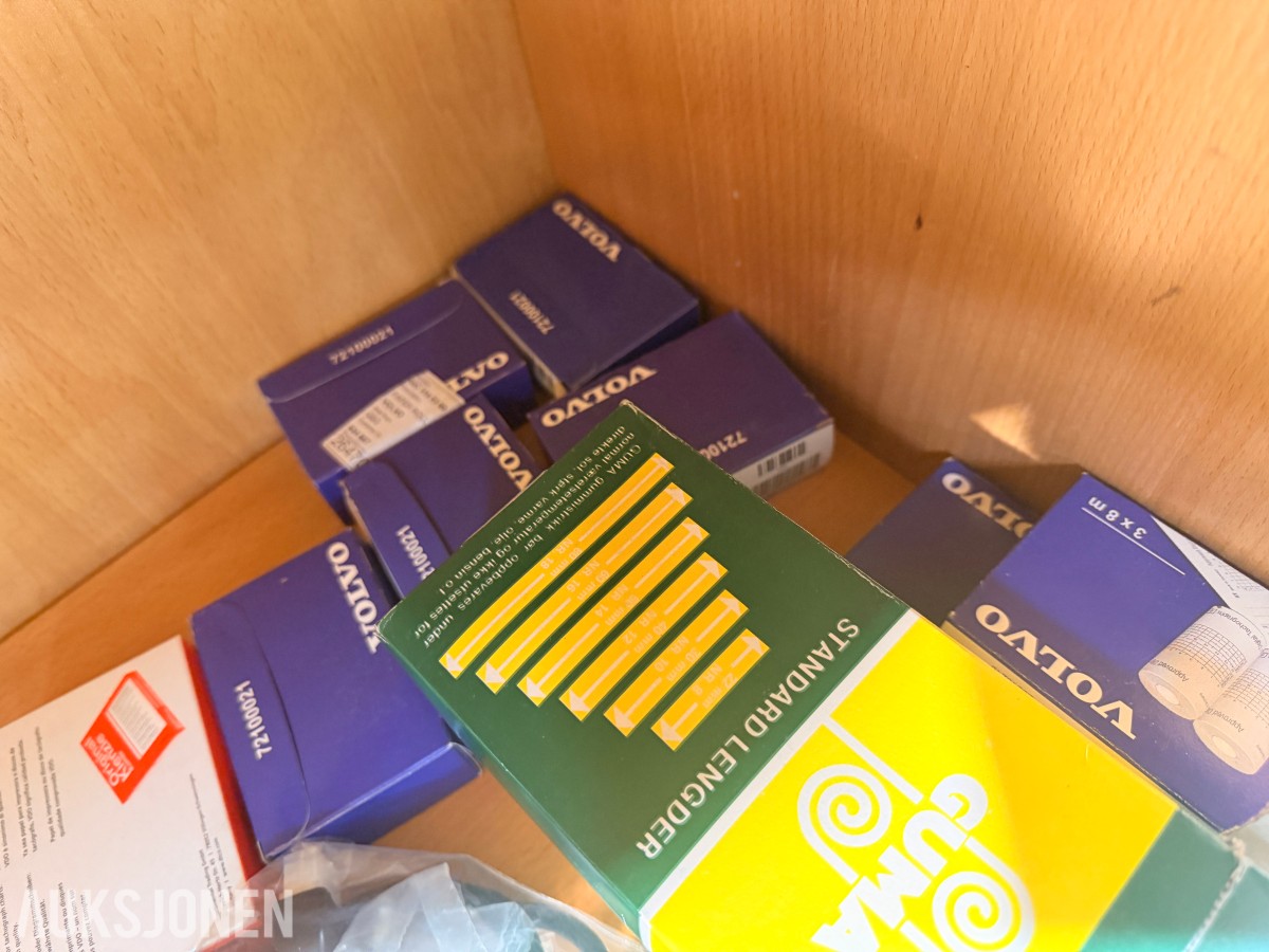 4 stk kontorskap/reolskap med innhold
