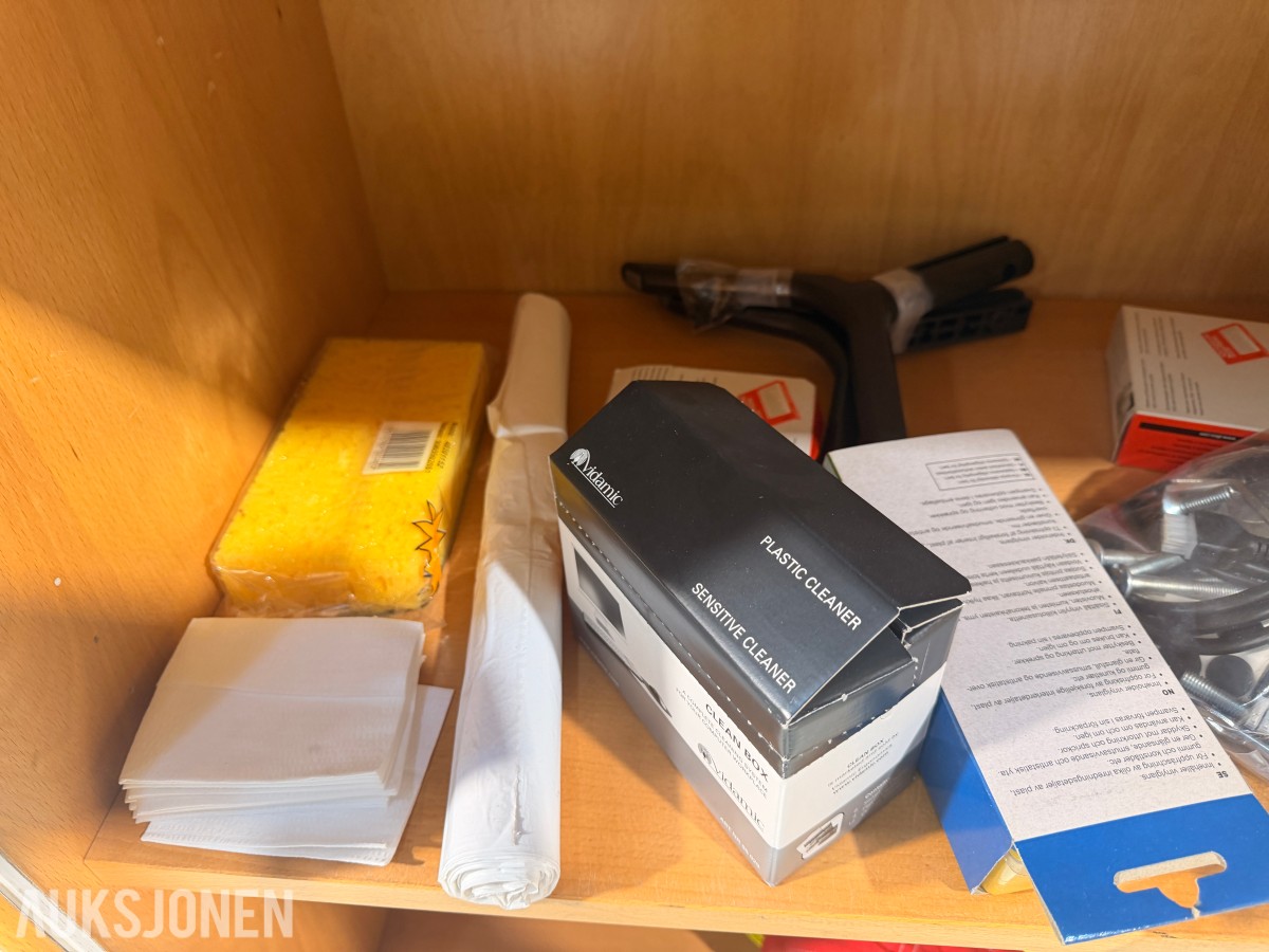 4 stk kontorskap/reolskap med innhold