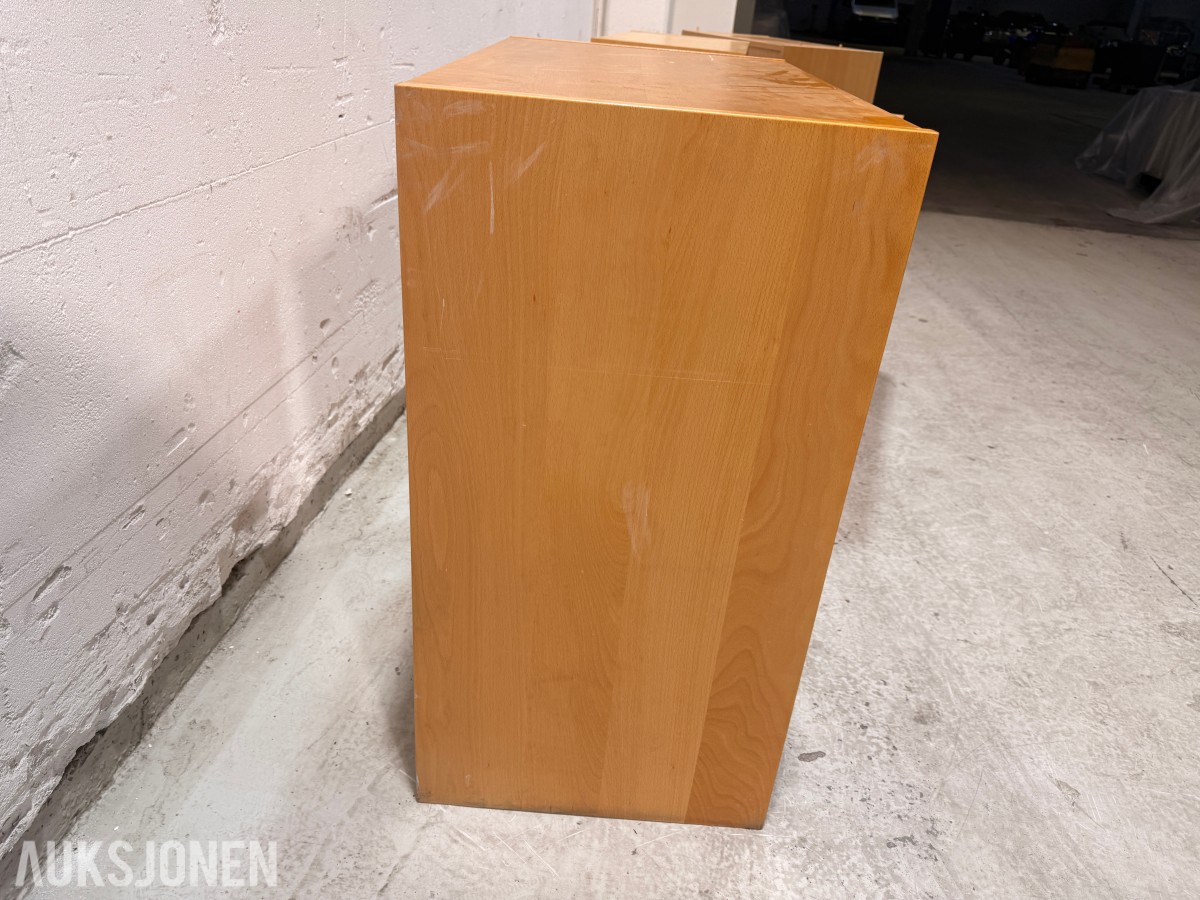 4 stk kontorskap/reolskap med innhold