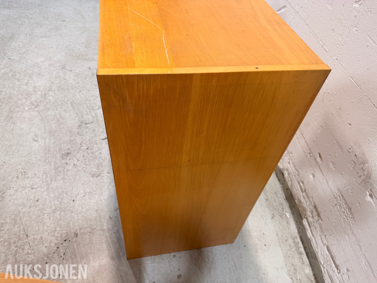 4 stk kontorskap/reolskap med innhold
