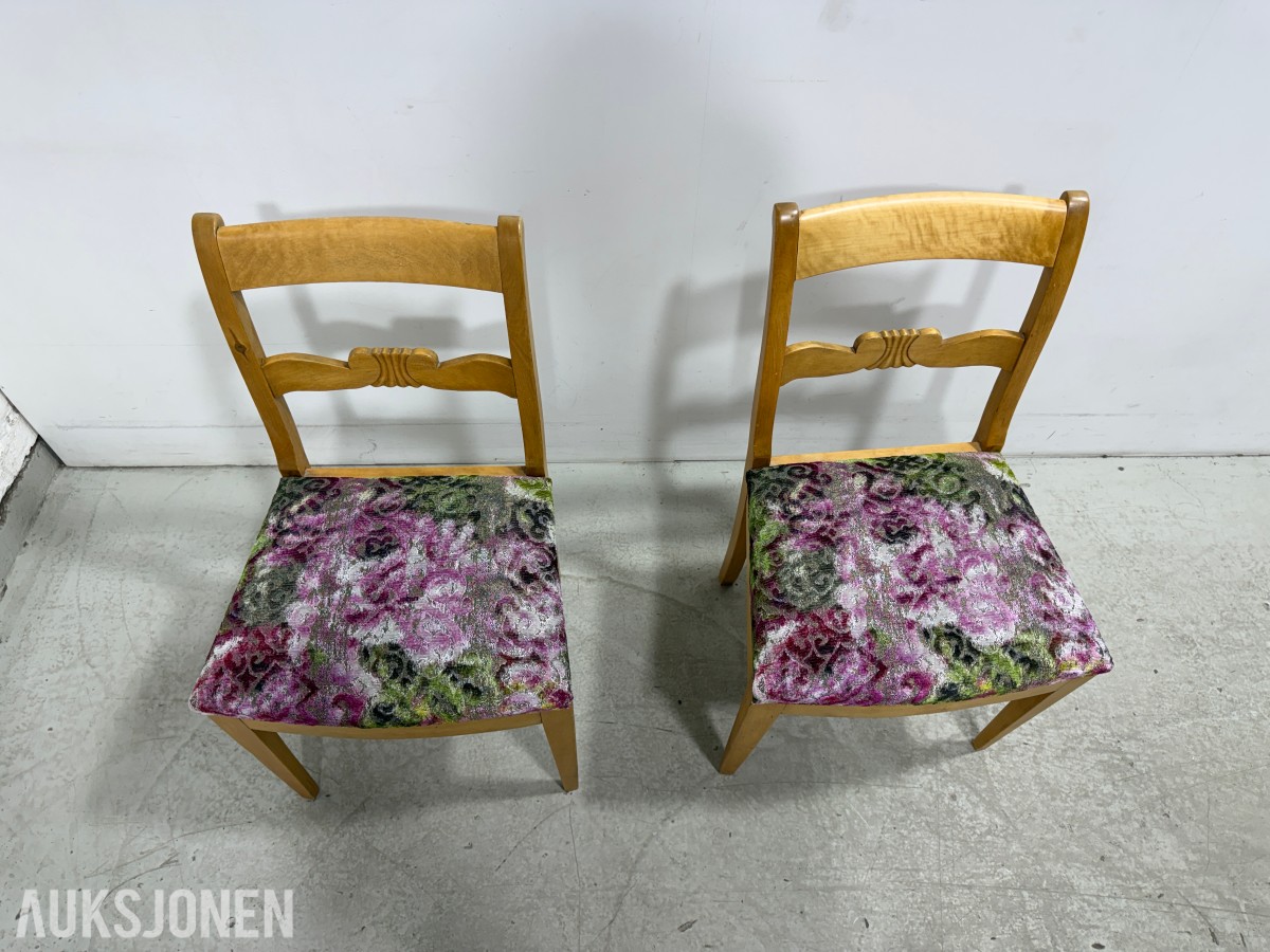 Spisebord med klaffer og 2 stoler