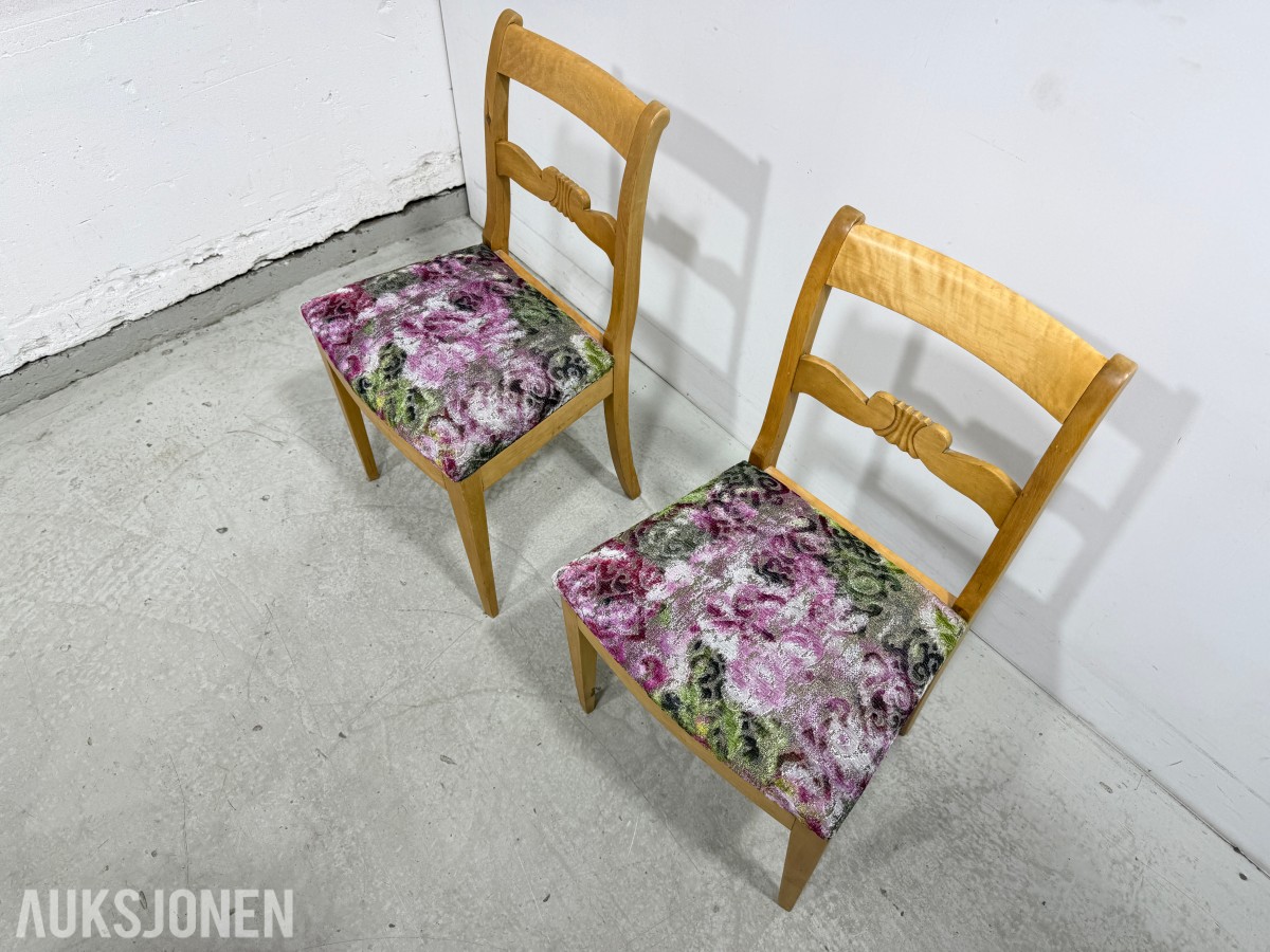 Spisebord med klaffer og 2 stoler