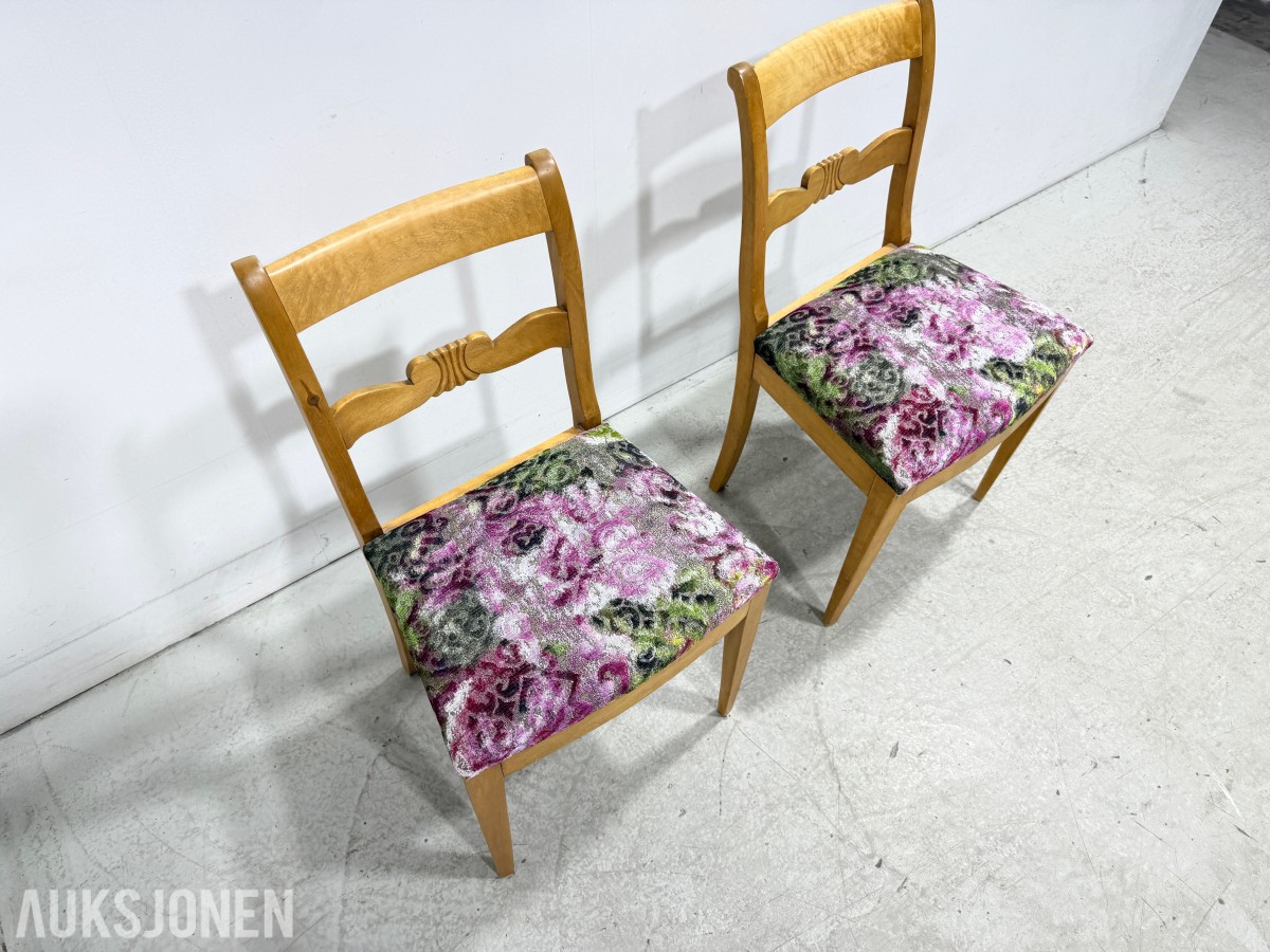 Spisebord med klaffer og 2 stoler