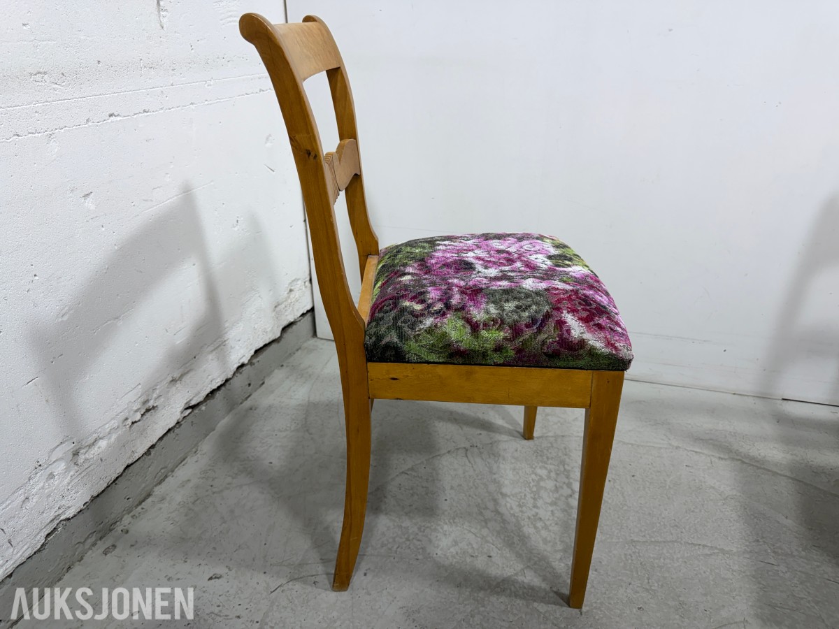 Spisebord med klaffer og 2 stoler