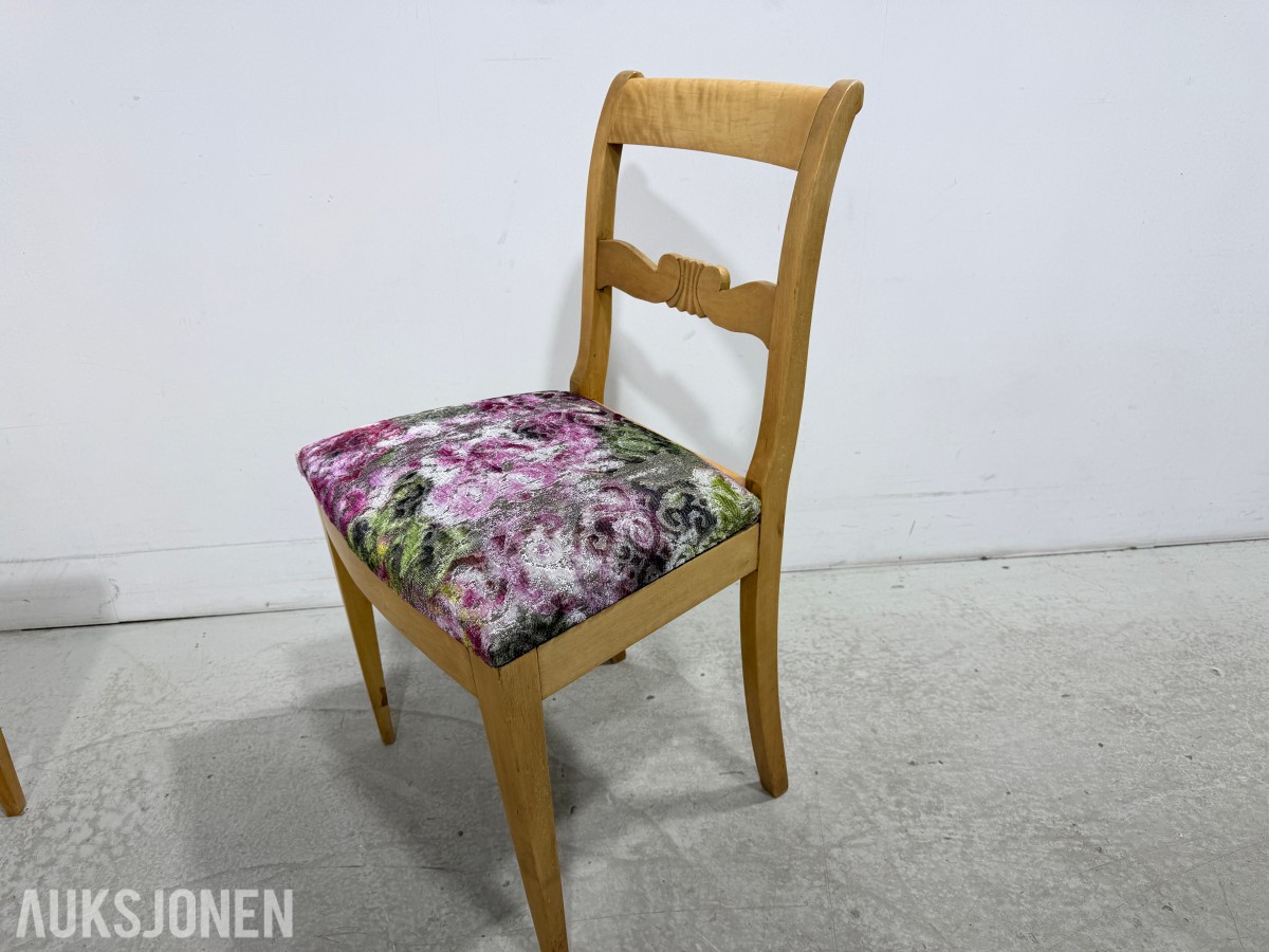 Spisebord med klaffer og 2 stoler