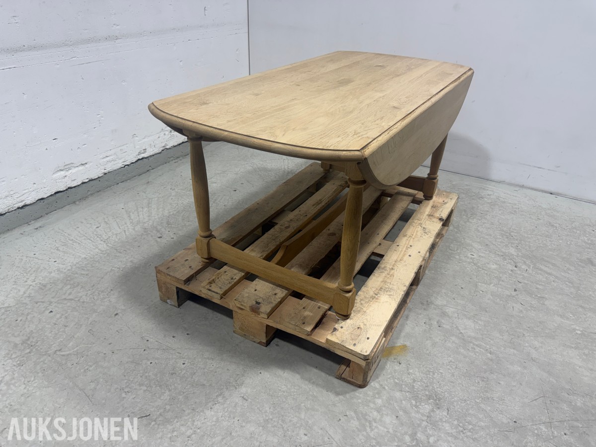 Spisebord med klaffer og 2 stoler