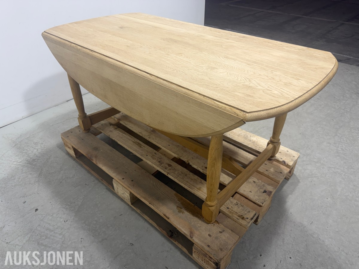 Spisebord med klaffer og 2 stoler