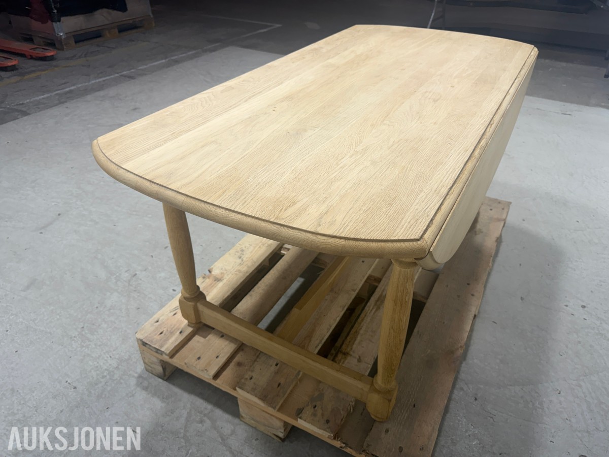Spisebord med klaffer og 2 stoler
