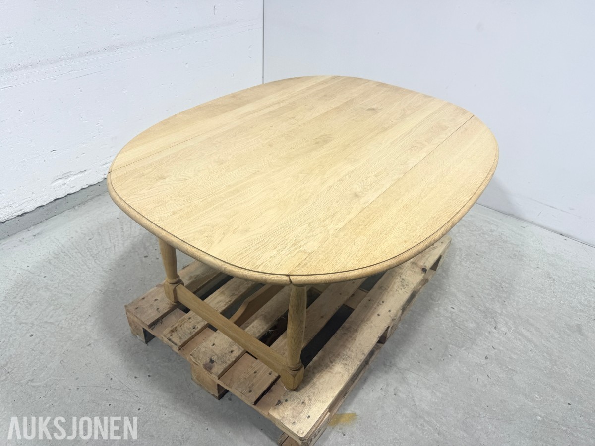 Spisebord med klaffer og 2 stoler
