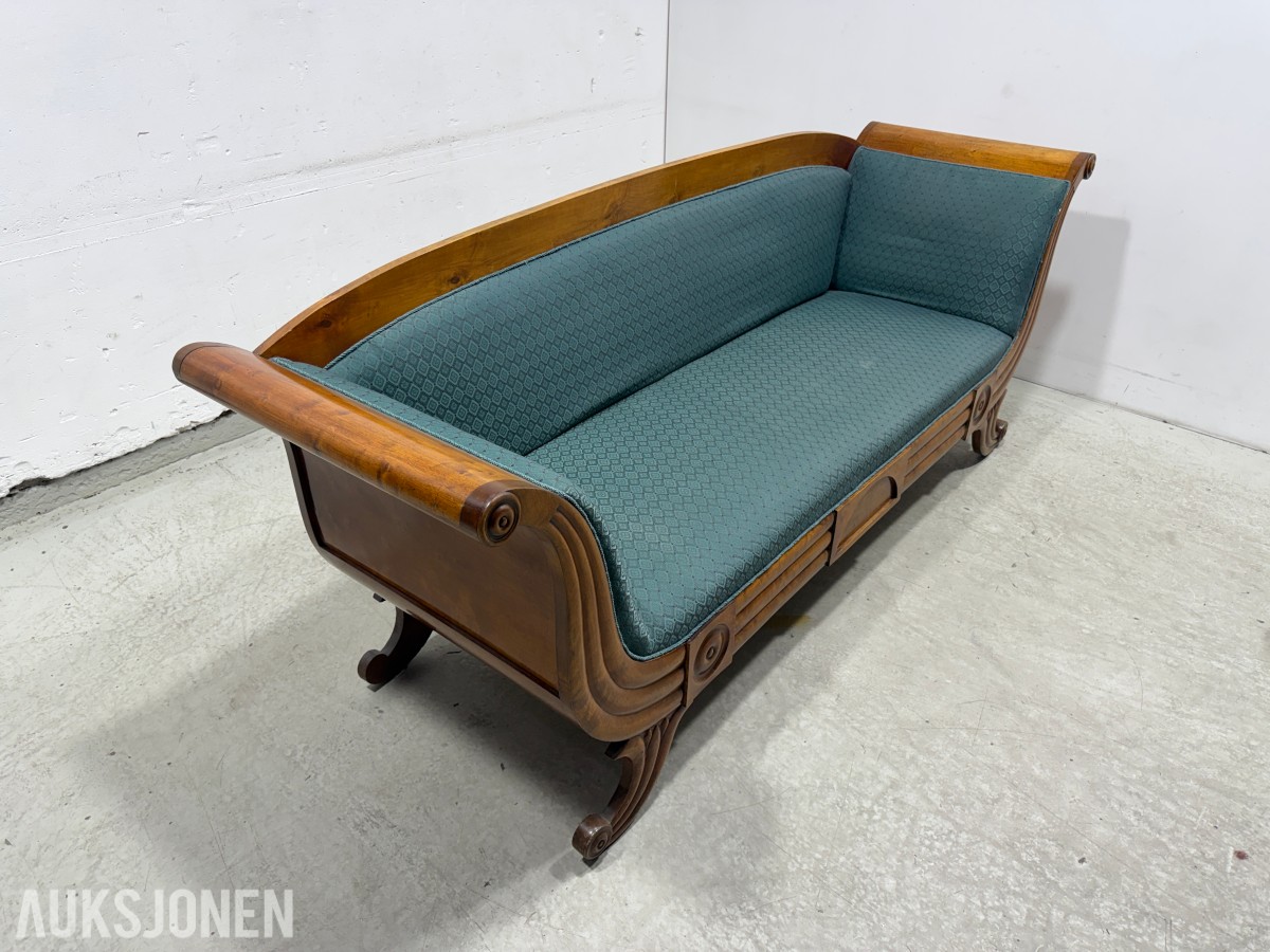 Antikk sofa i tre med blågrønt mønstret trekk