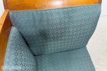 Antikk sofa i tre med blågrønt mønstret trekk