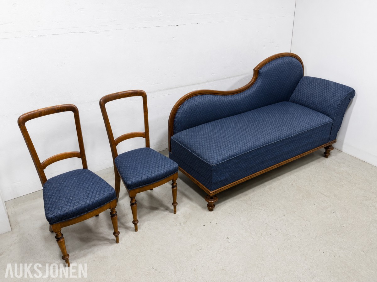 Sofa med to stoler i tre og blått mønstret tekstil