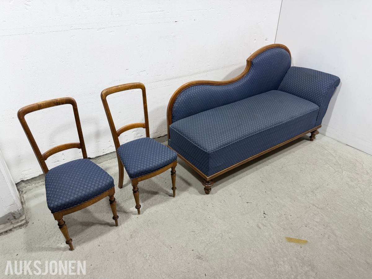 Sofa med to stoler i tre og blått mønstret tekstil