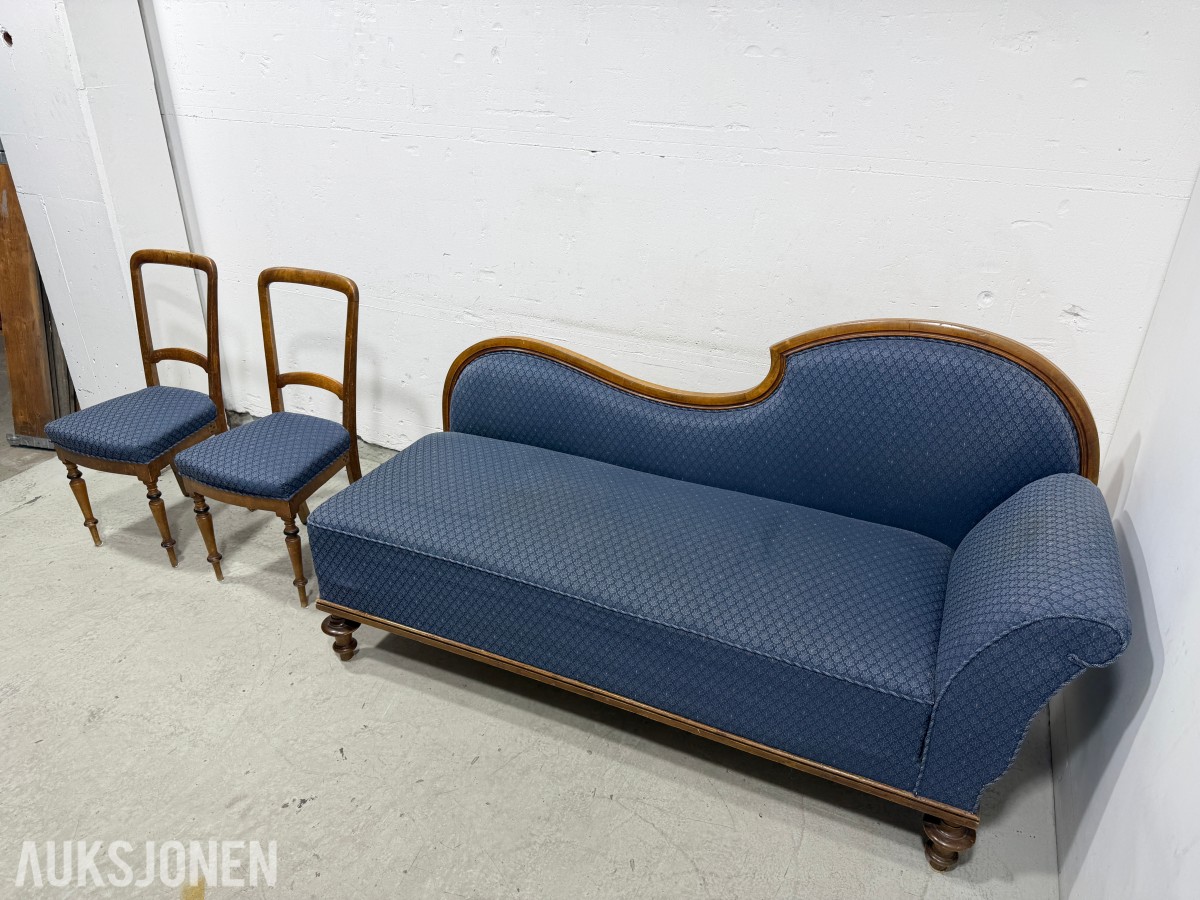 Sofa med to stoler i tre og blått mønstret tekstil