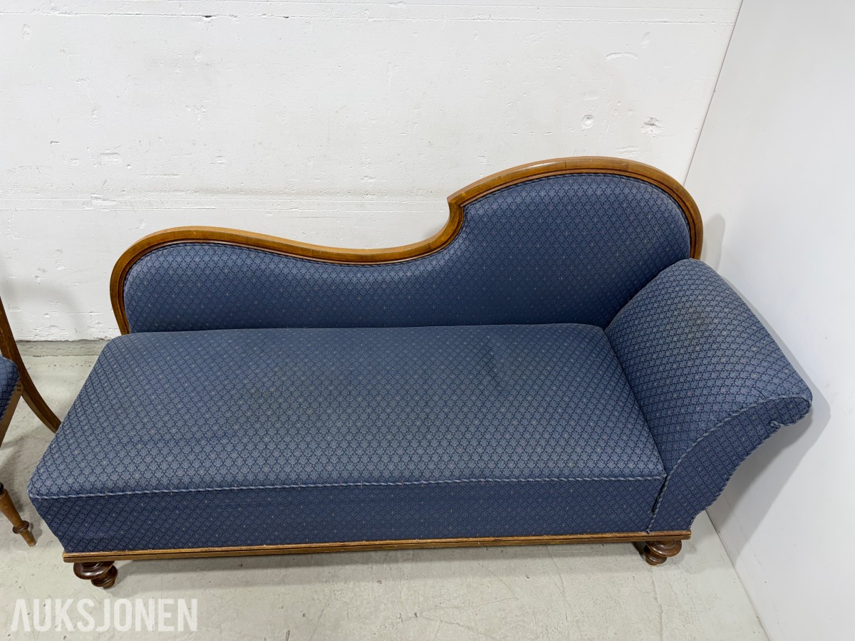 Sofa med to stoler i tre og blått mønstret tekstil