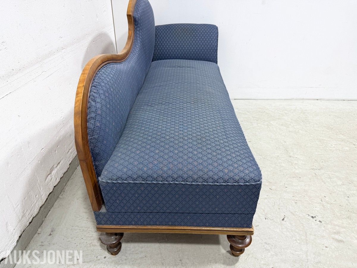 Sofa med to stoler i tre og blått mønstret tekstil