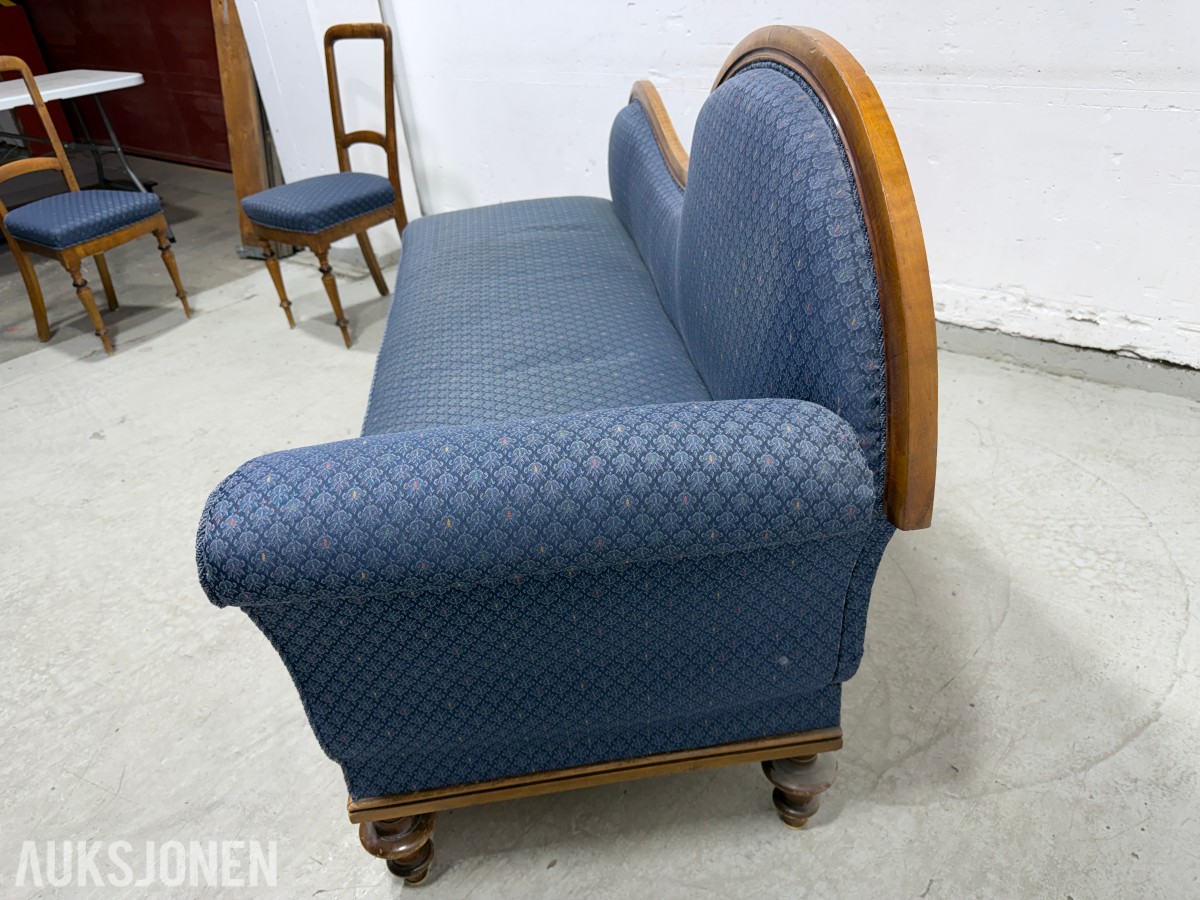 Sofa med to stoler i tre og blått mønstret tekstil