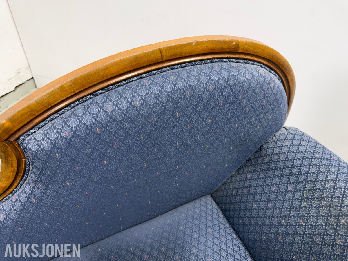 Sofa med to stoler i tre og blått mønstret tekstil