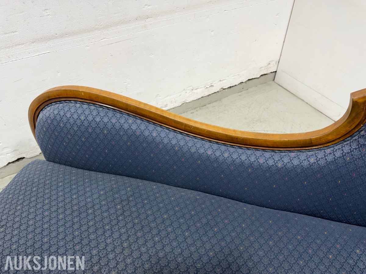 Sofa med to stoler i tre og blått mønstret tekstil