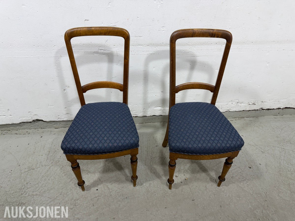 Sofa med to stoler i tre og blått mønstret tekstil