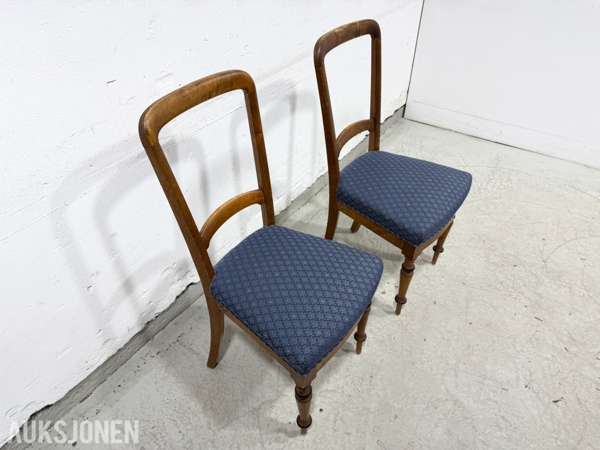 Sofa med to stoler i tre og blått mønstret tekstil