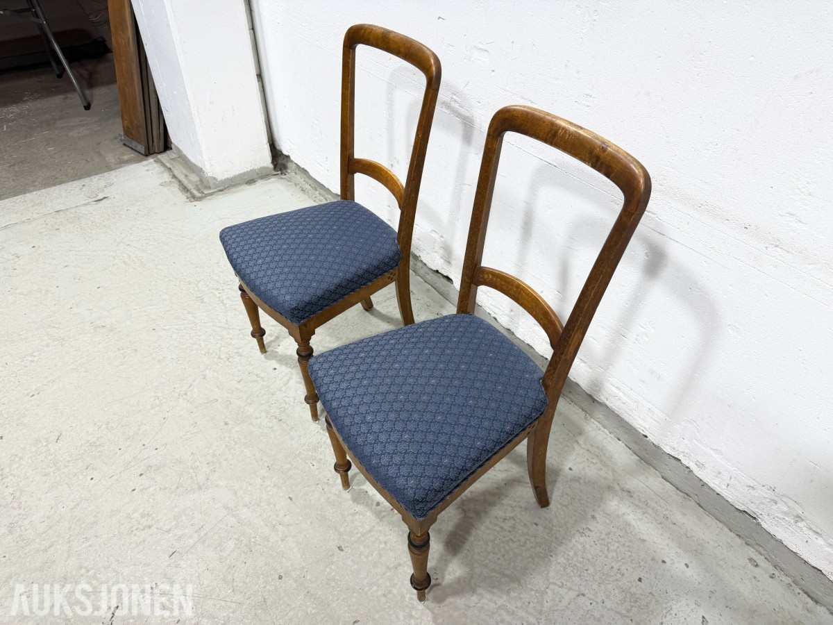 Sofa med to stoler i tre og blått mønstret tekstil