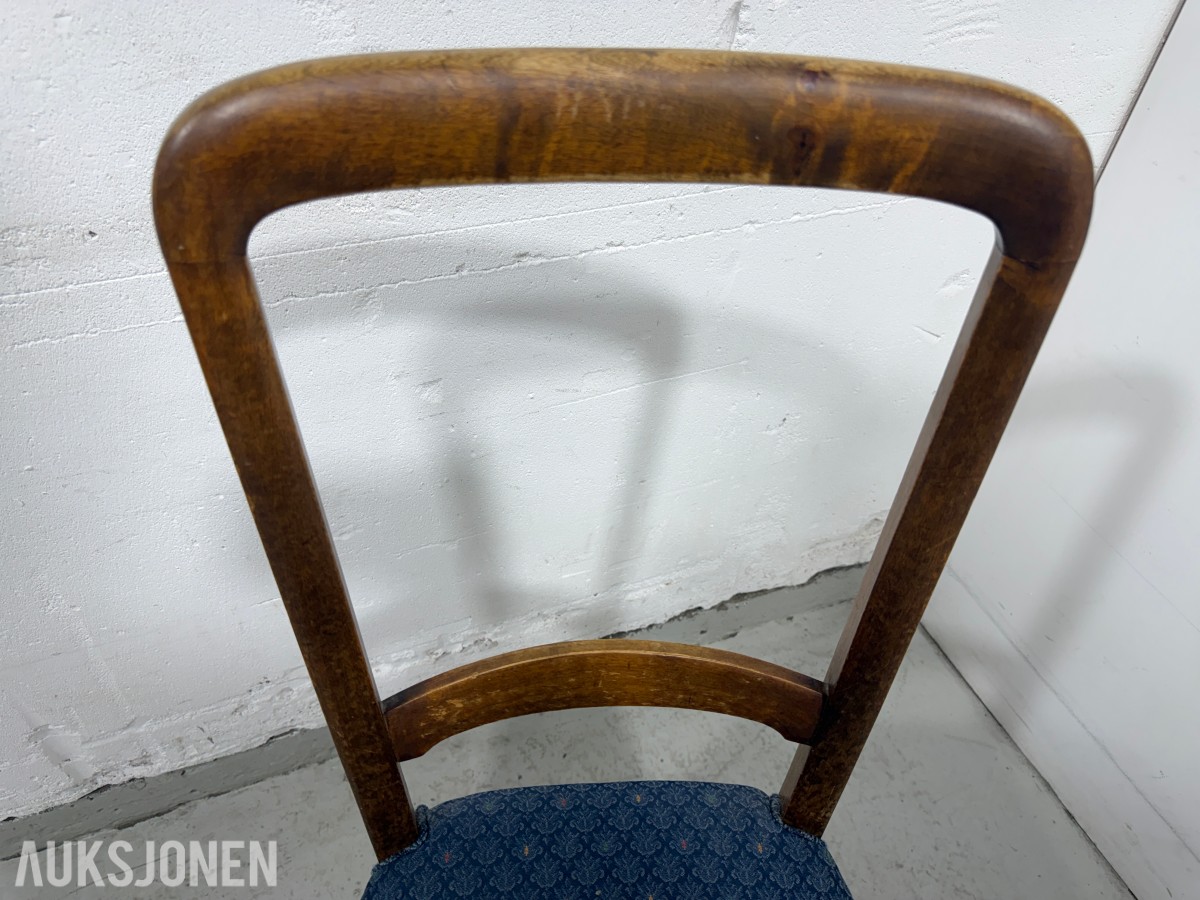 Sofa med to stoler i tre og blått mønstret tekstil