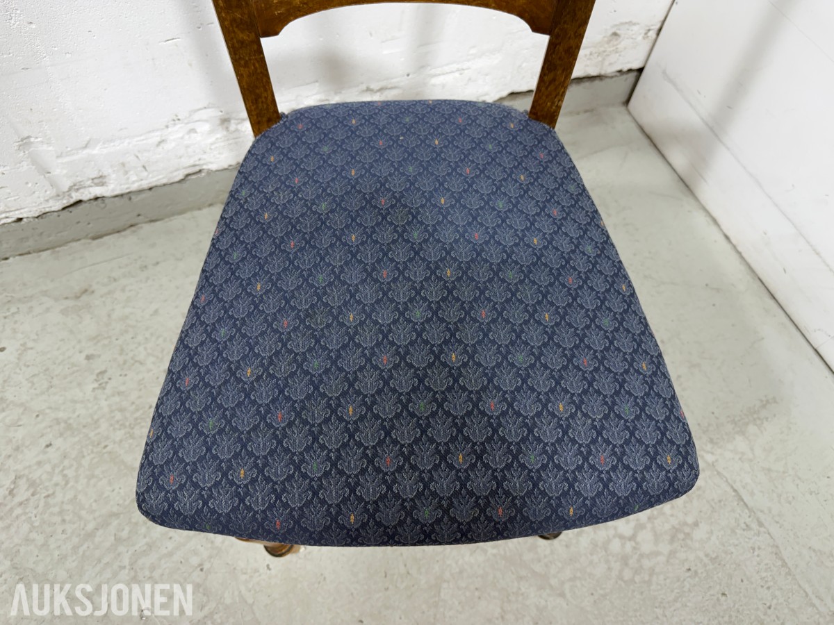 Sofa med to stoler i tre og blått mønstret tekstil