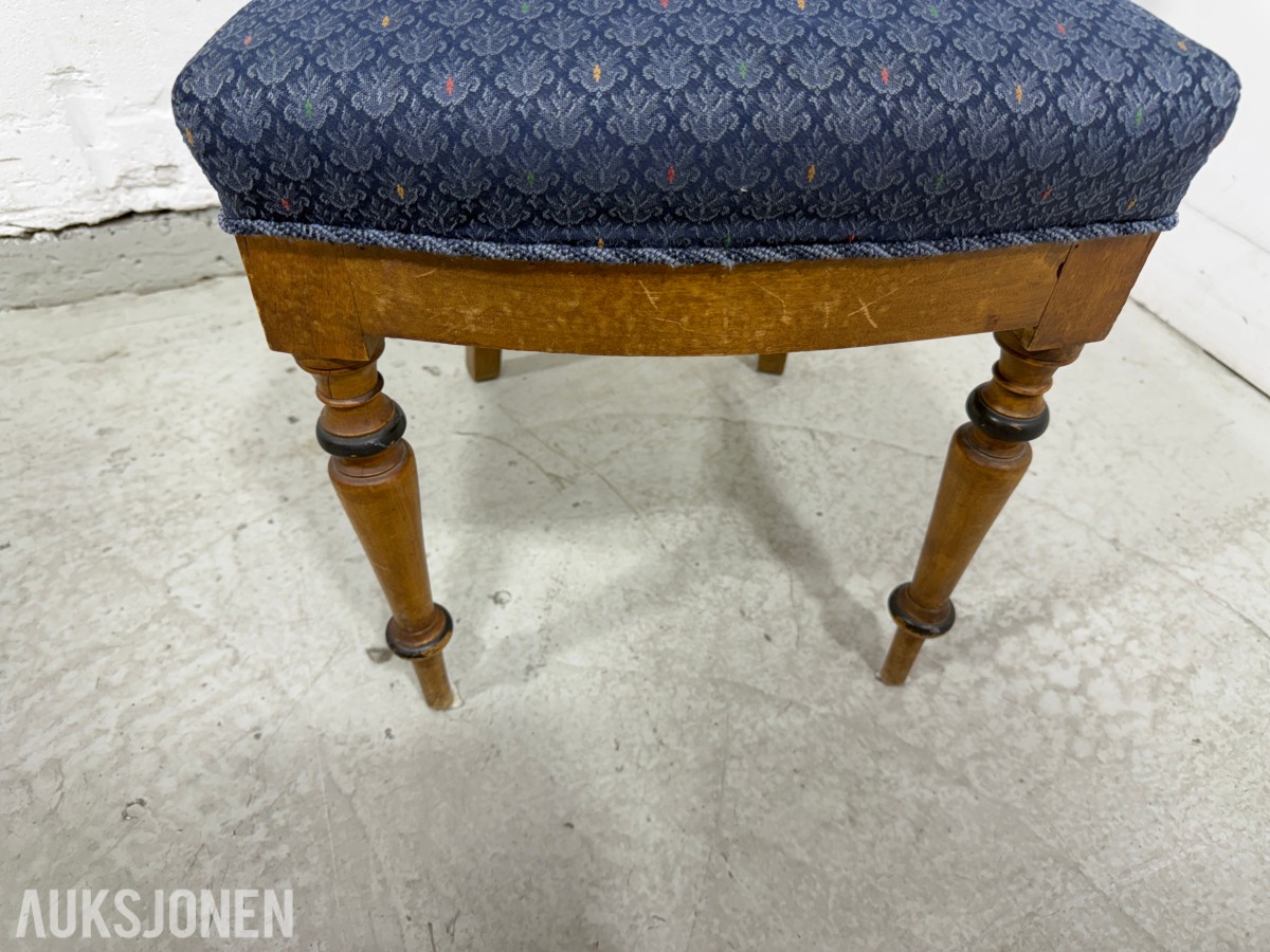 Sofa med to stoler i tre og blått mønstret tekstil