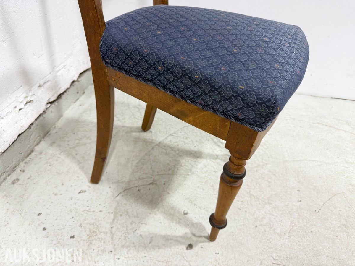 Sofa med to stoler i tre og blått mønstret tekstil