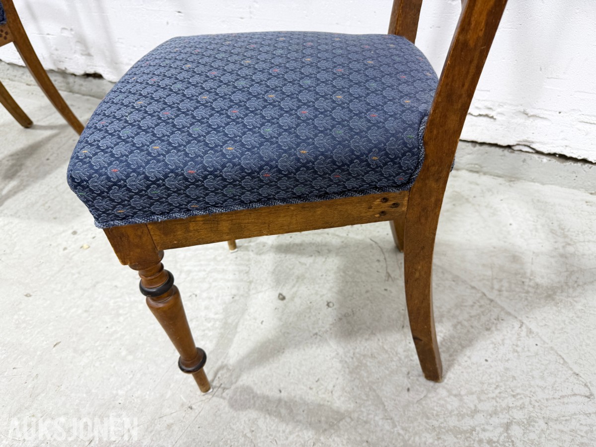 Sofa med to stoler i tre og blått mønstret tekstil