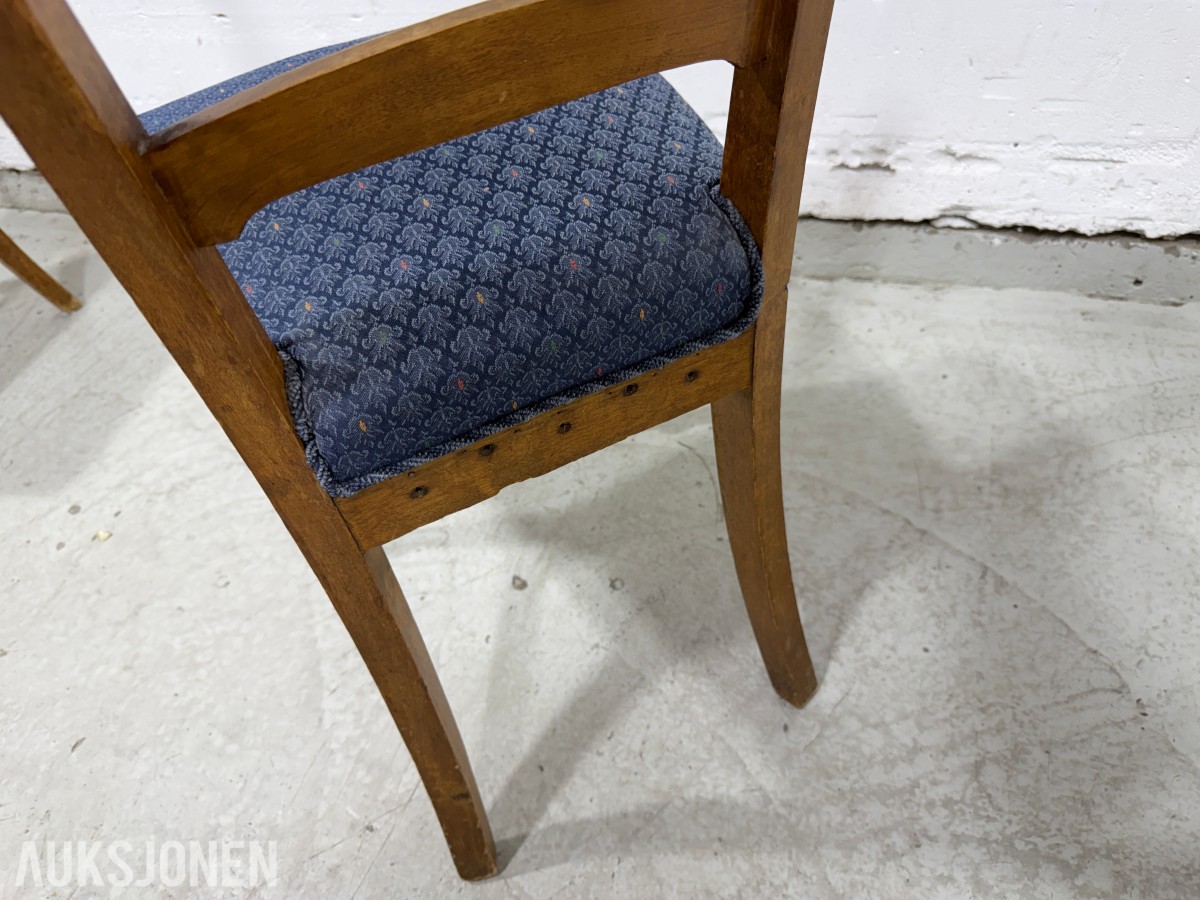Sofa med to stoler i tre og blått mønstret tekstil