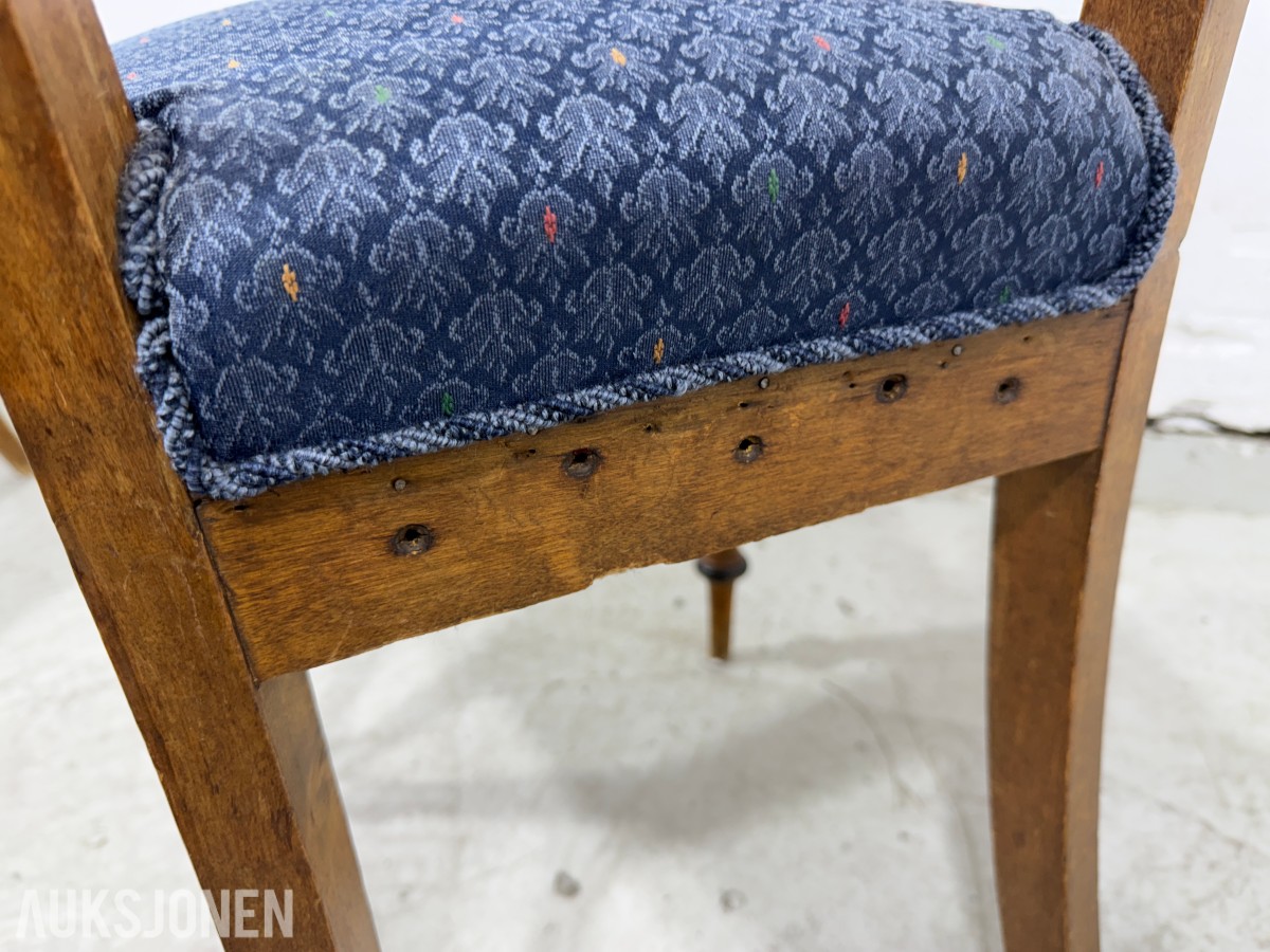Sofa med to stoler i tre og blått mønstret tekstil