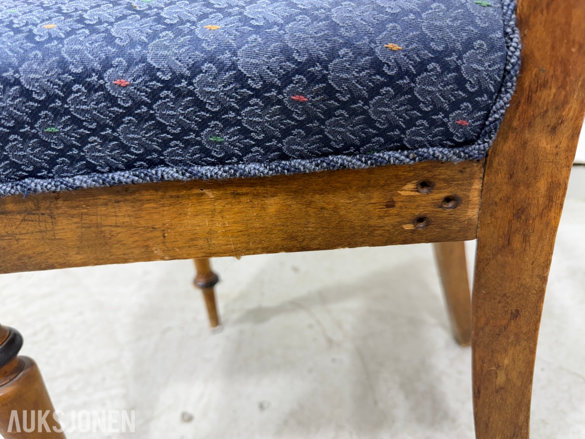Sofa med to stoler i tre og blått mønstret tekstil