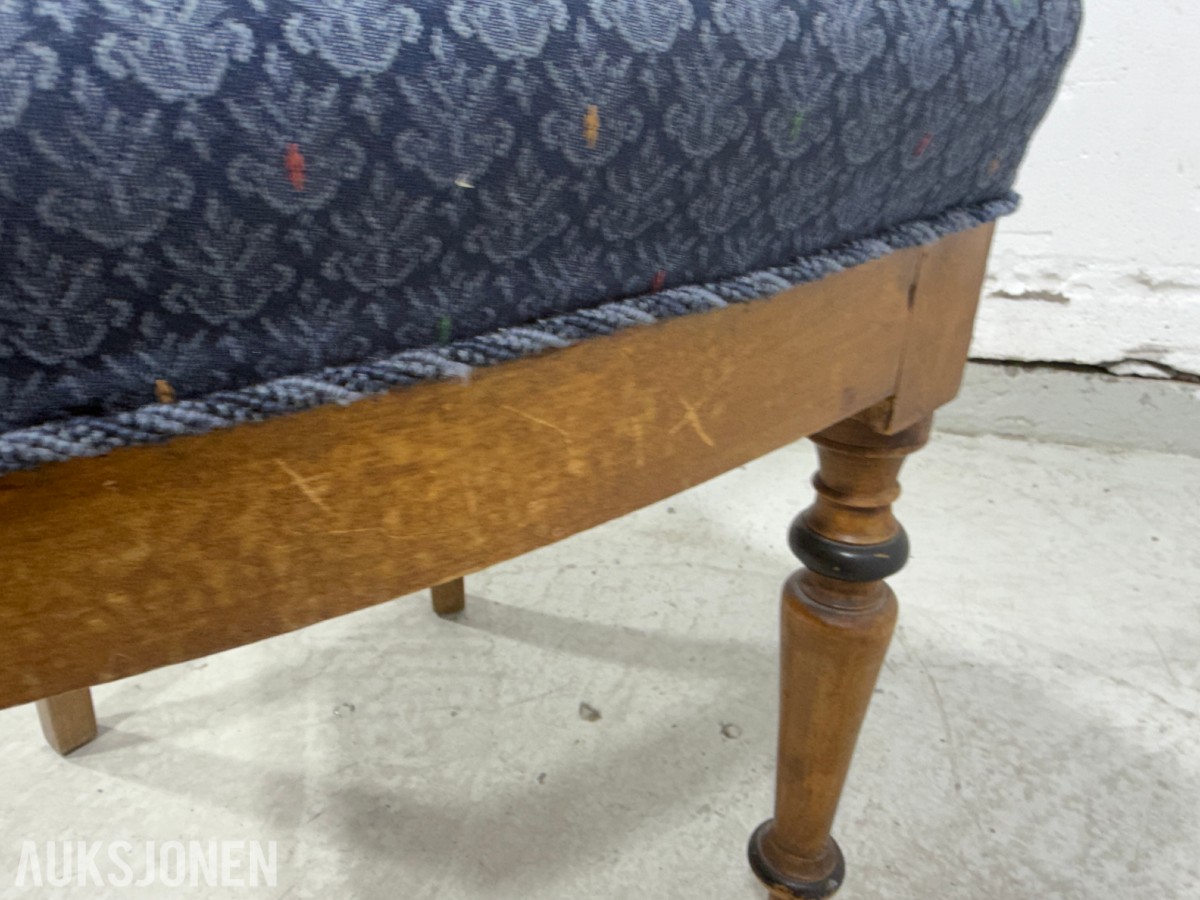 Sofa med to stoler i tre og blått mønstret tekstil