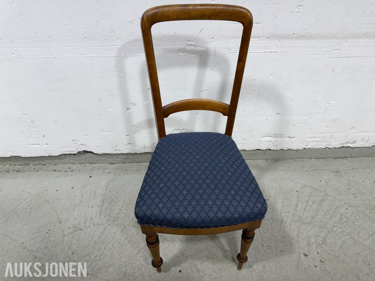 Sofa med to stoler i tre og blått mønstret tekstil