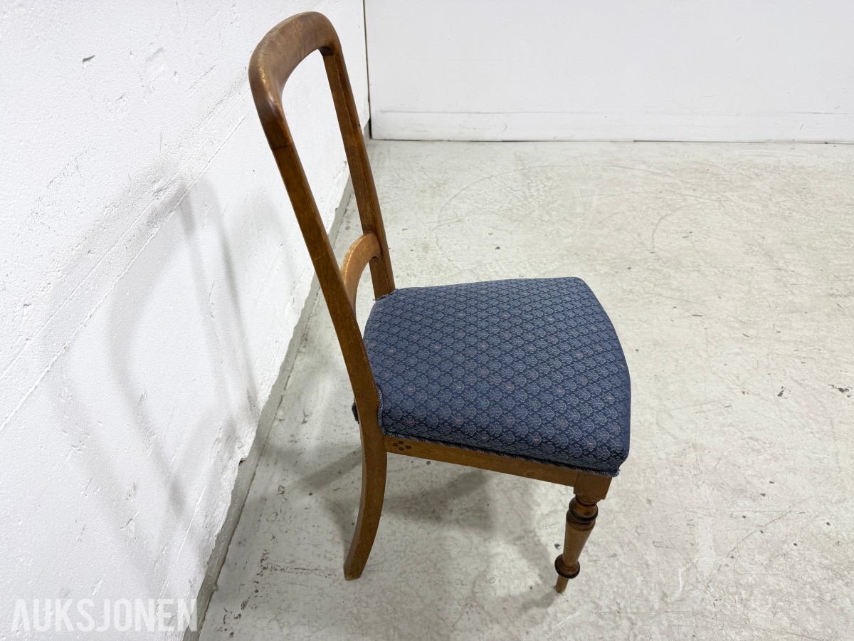 Sofa med to stoler i tre og blått mønstret tekstil