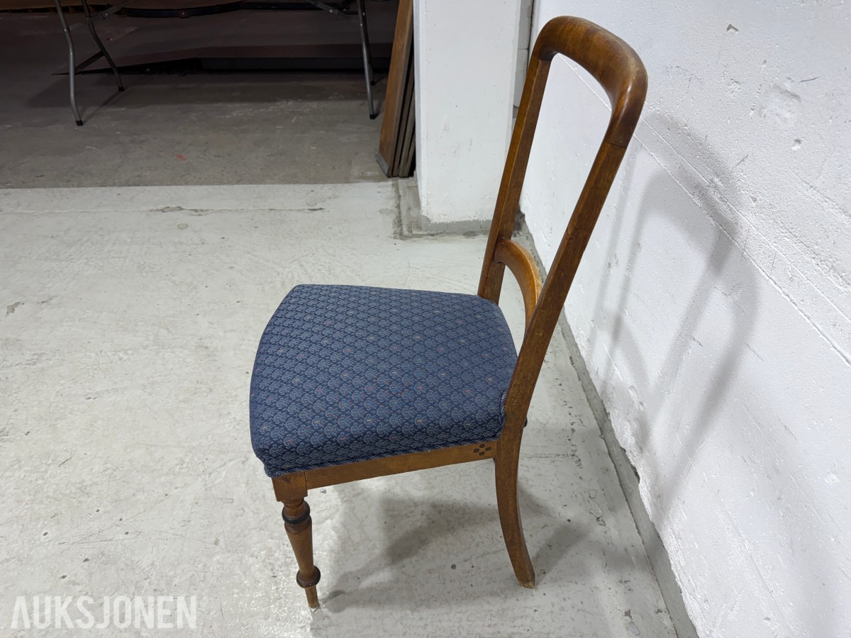 Sofa med to stoler i tre og blått mønstret tekstil
