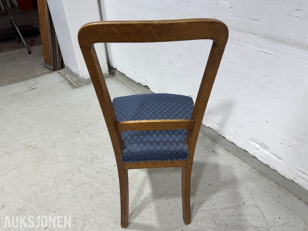 Sofa med to stoler i tre og blått mønstret tekstil