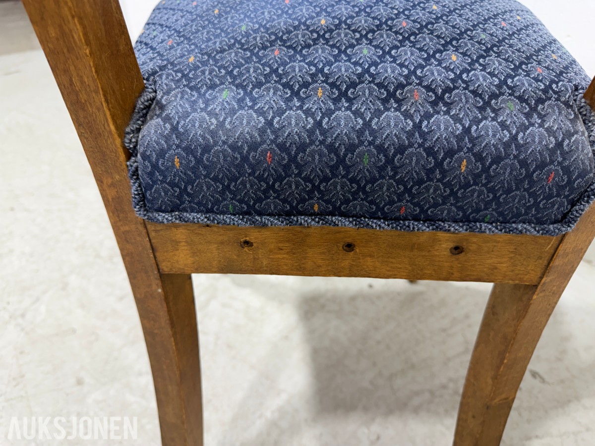 Sofa med to stoler i tre og blått mønstret tekstil
