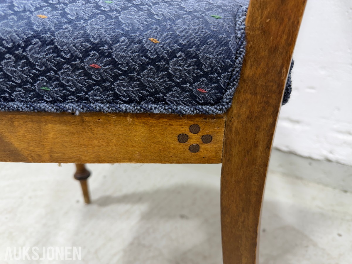 Sofa med to stoler i tre og blått mønstret tekstil