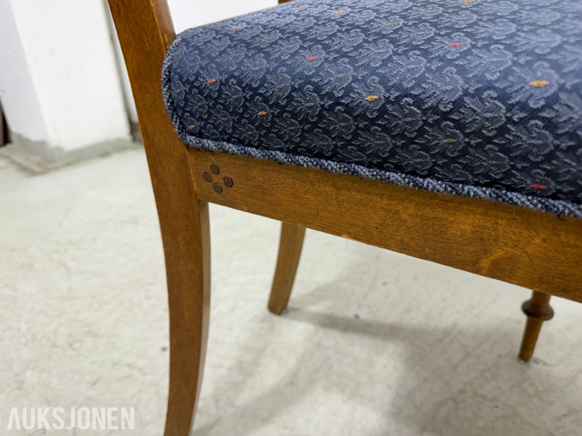 Sofa med to stoler i tre og blått mønstret tekstil