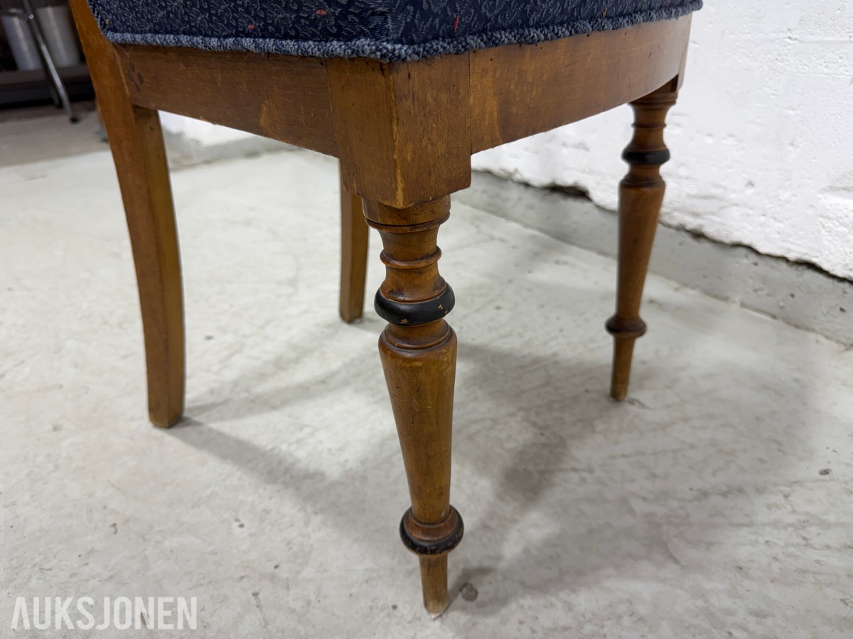 Sofa med to stoler i tre og blått mønstret tekstil