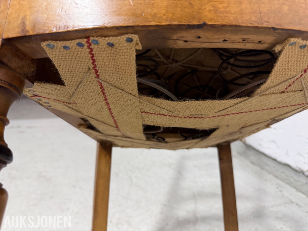 Sofa med to stoler i tre og blått mønstret tekstil