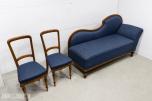 Sofa med to stoler i tre og blått mønstret tekstil