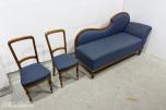 Sofa med to stoler i tre og blått mønstret tekstil